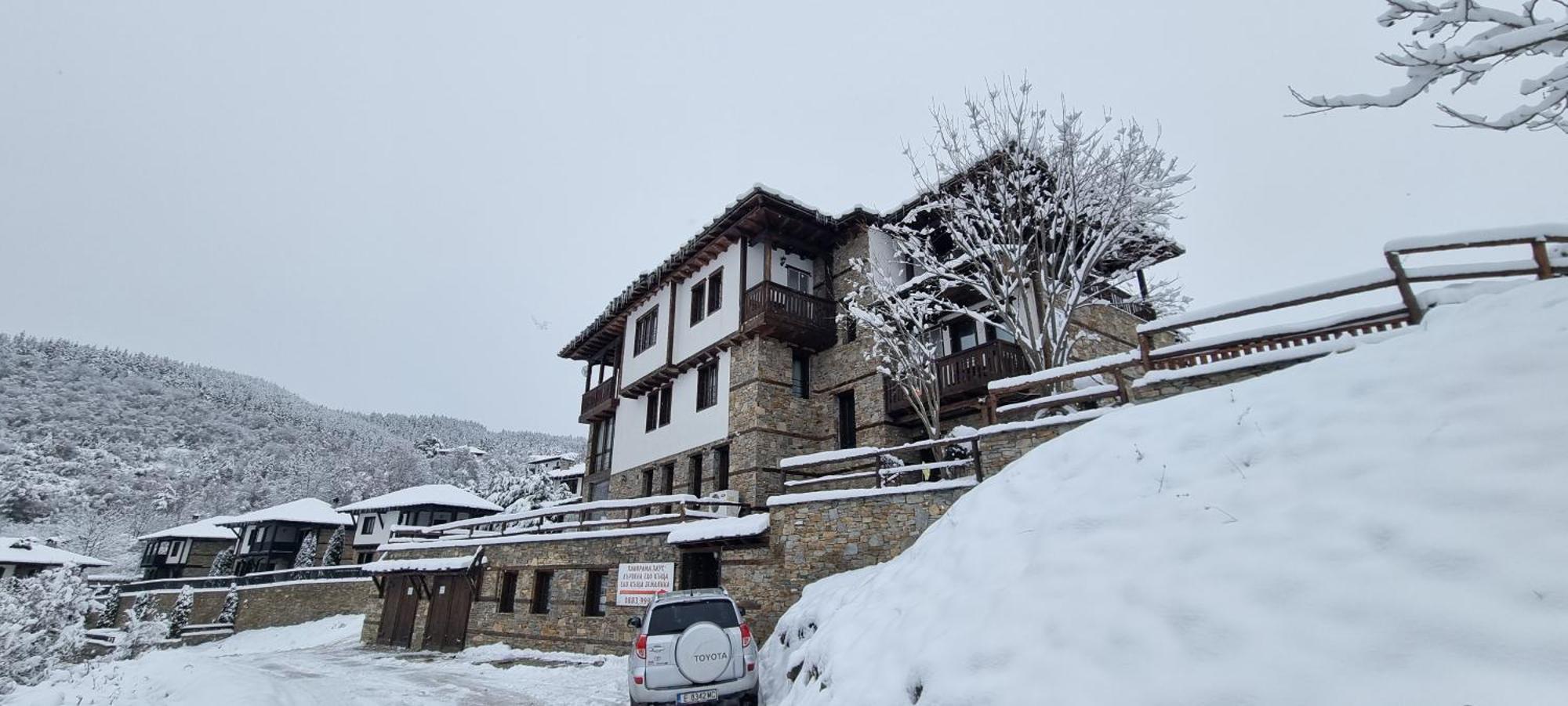 Панорама Хаус Лещен И Еко Къщи Дървена И Землянка Exterior photo