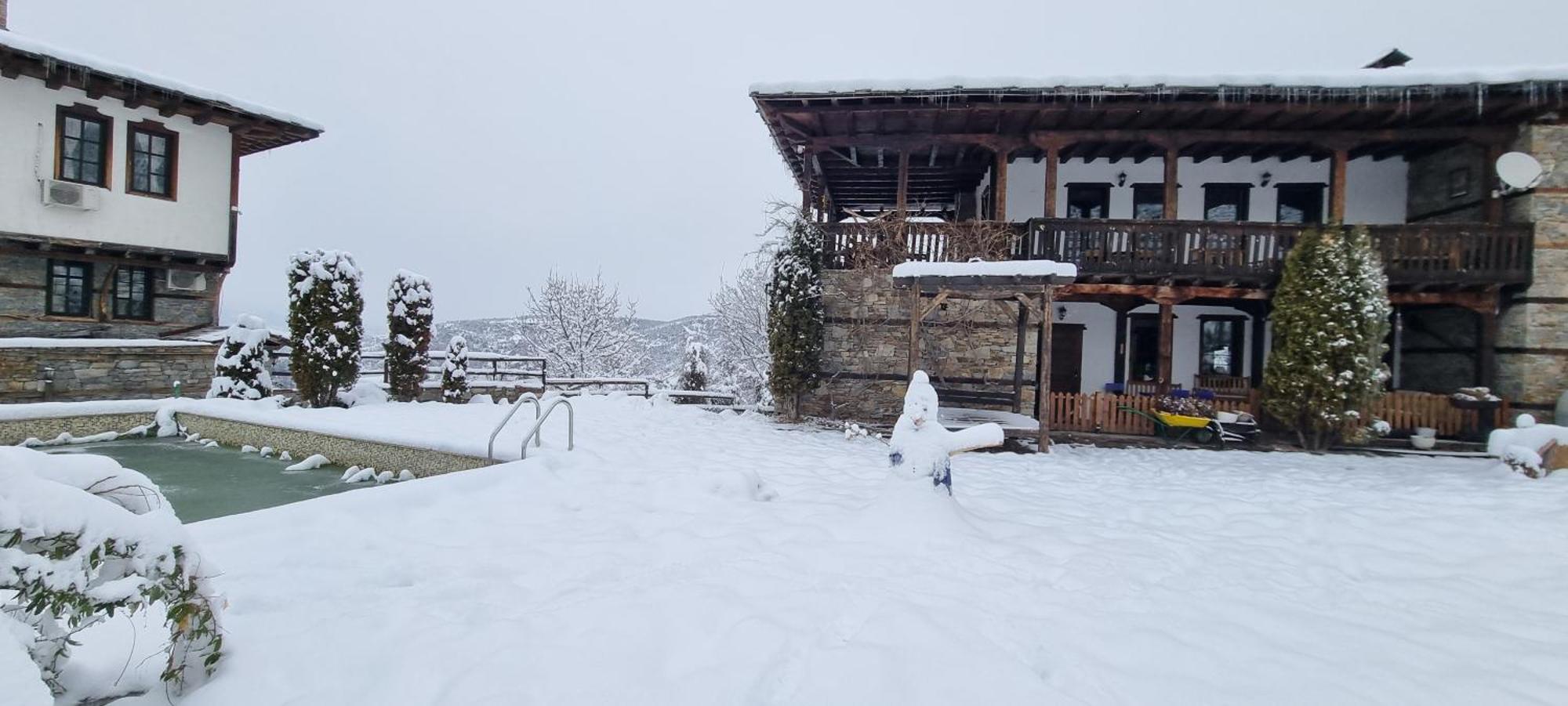 Панорама Хаус Лещен И Еко Къщи Дървена И Землянка Exterior photo