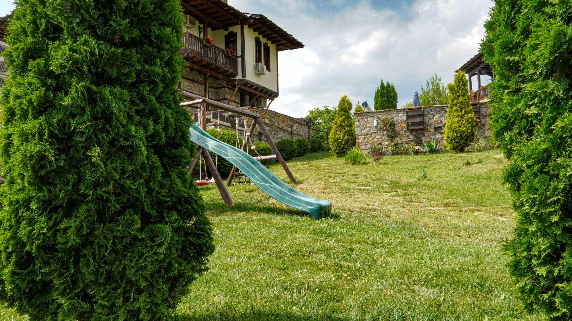 Панорама Хаус Лещен И Еко Къщи Дървена И Землянка Exterior photo