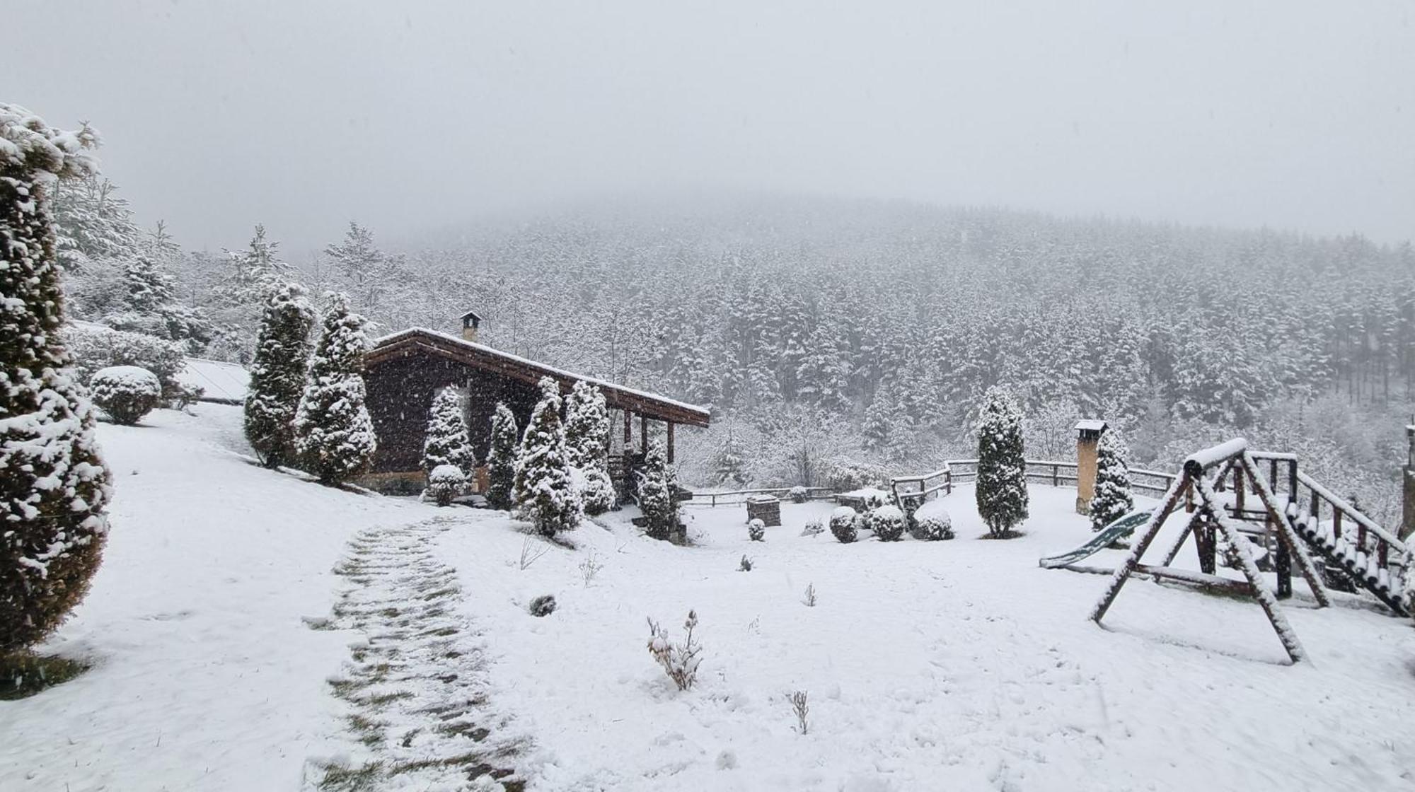 Панорама Хаус Лещен И Еко Къщи Дървена И Землянка Exterior photo