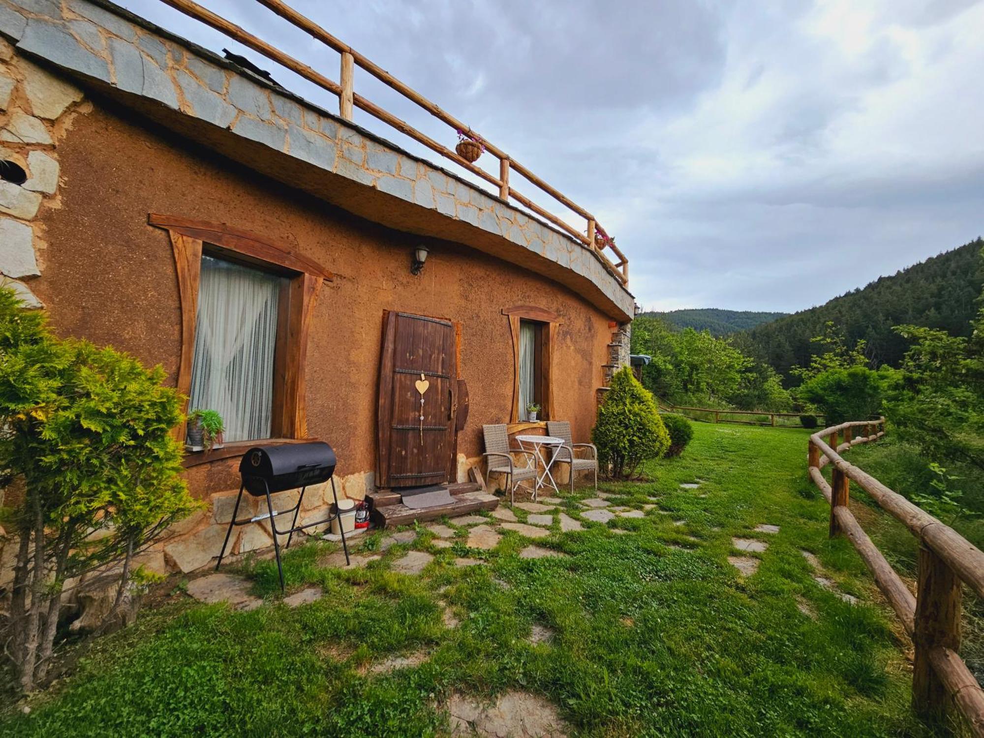 Панорама Хаус Лещен И Еко Къщи Дървена И Землянка Exterior photo
